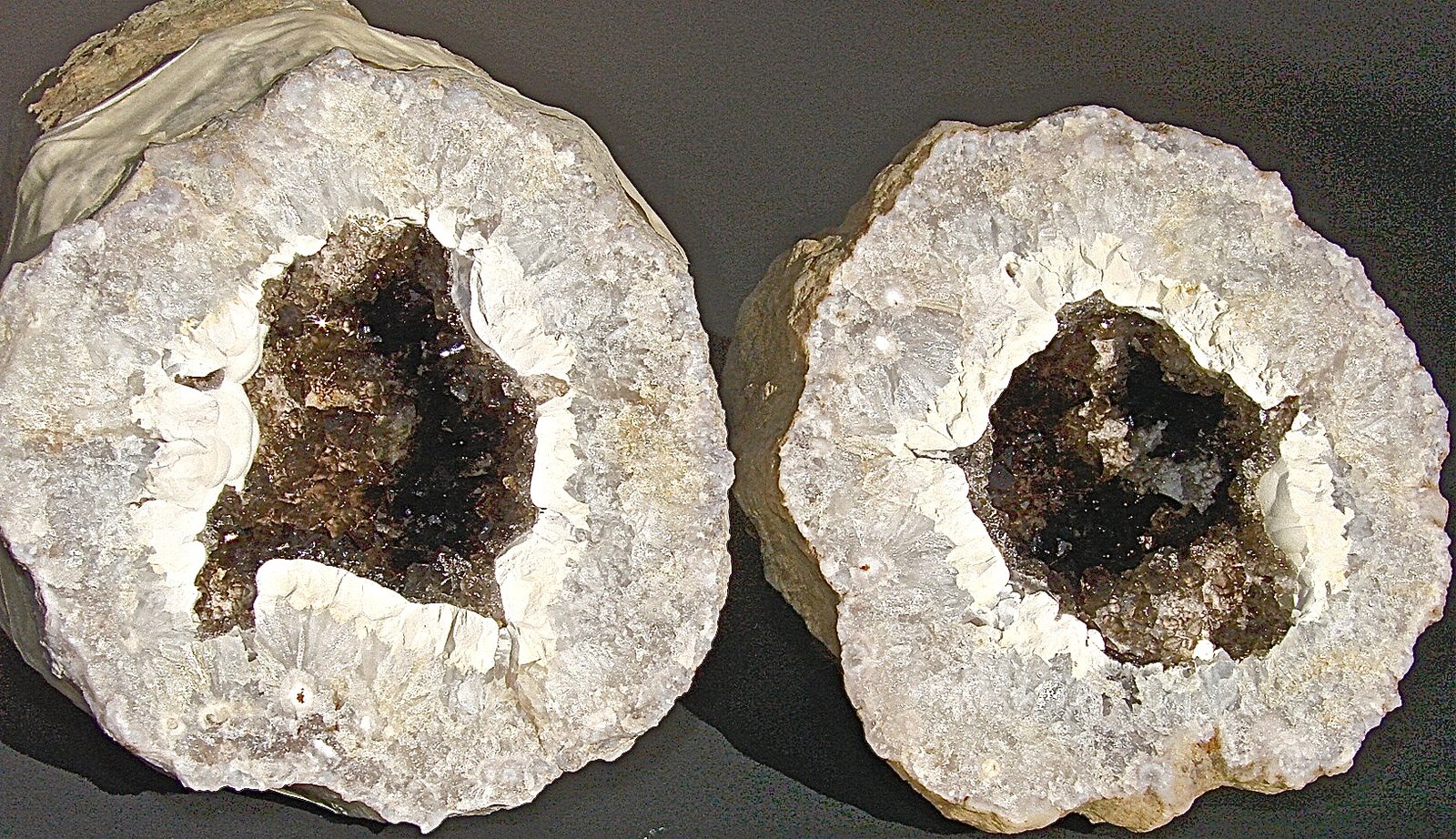 Quartz (variety smoky quartz) on Quartz (variety chalcedony)
Geode is 7 cm
(Autor: Bob Harman)