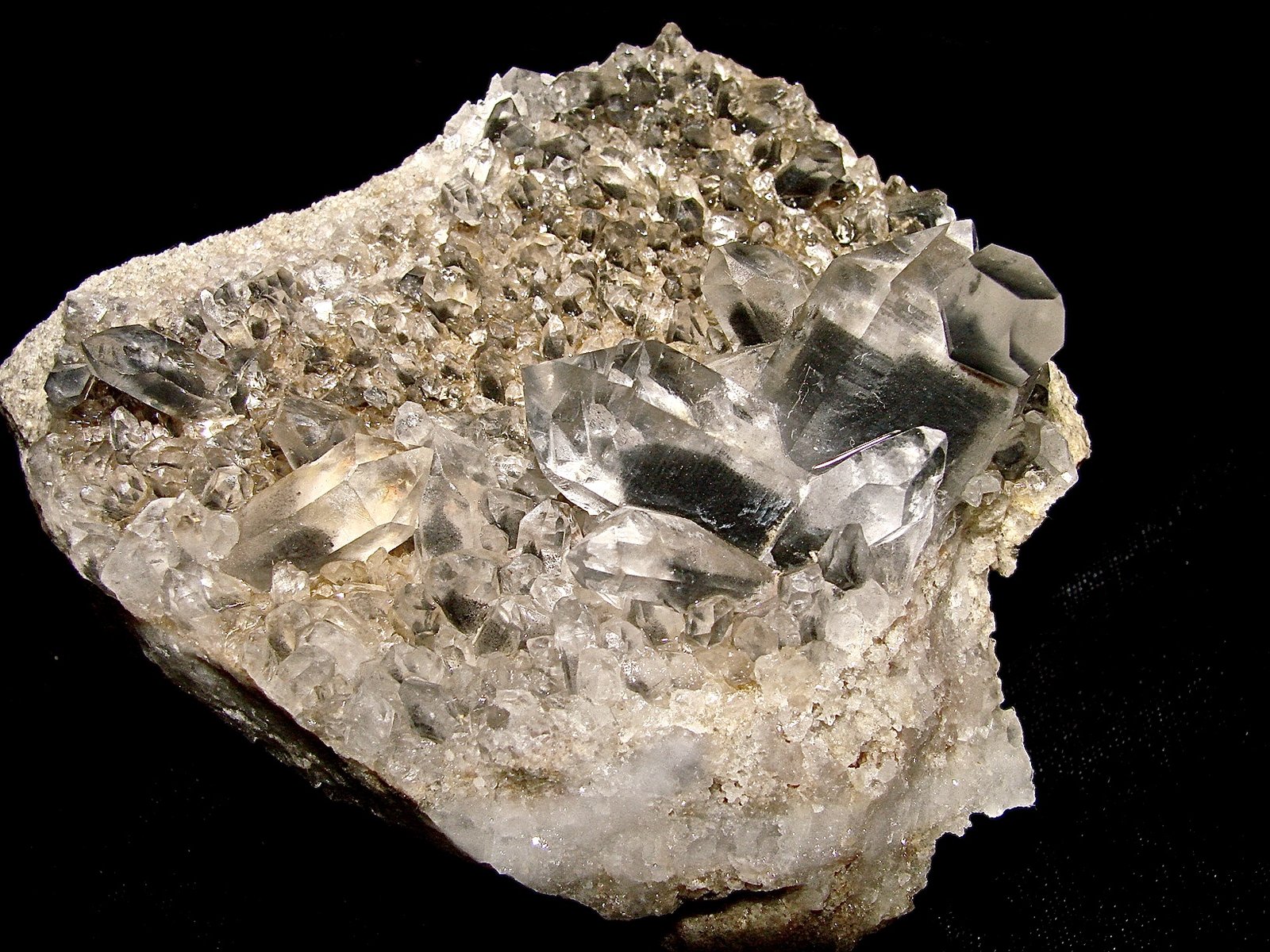 Quartz (Japan Law twin)
specimen is 6.5 cm, largest quartz crystals are 2.5 cm
(Autor: Bob Harman)