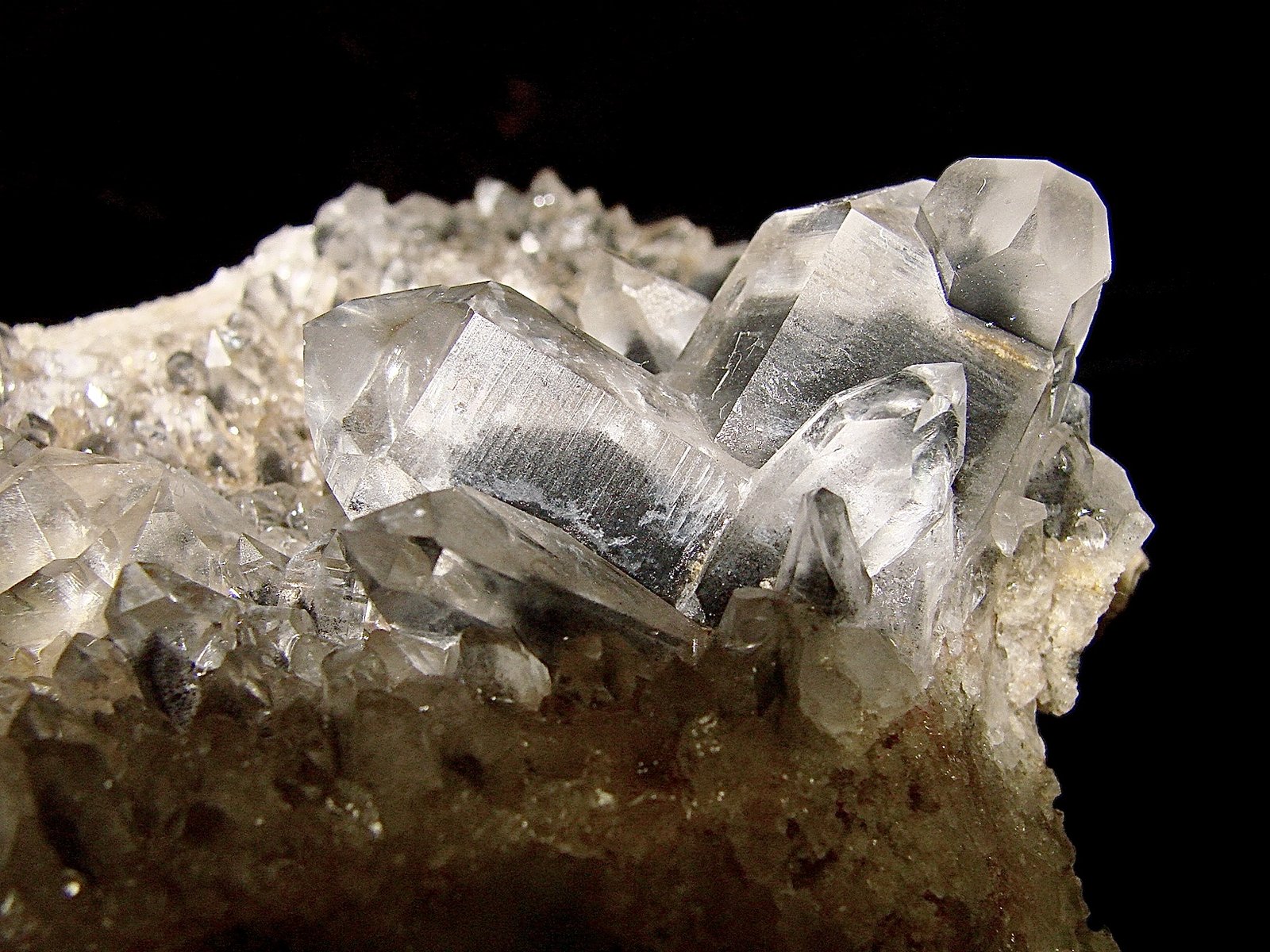 Quartz (Japan Law twin)
specimen is 6.5 cm, Largest quartz crystals are 2.5 cm
(Autor: Bob Harman)