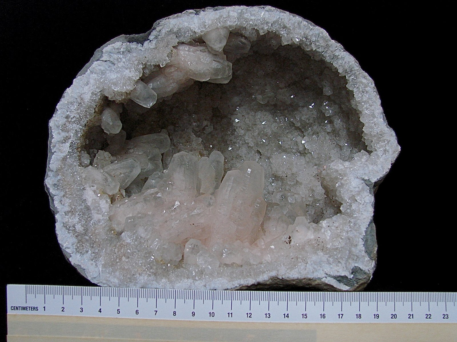 Calcite on Quartz
the geode cavity is about 18 cm and the largest calcites are about 3.5  cm
(Autor: Bob Harman)