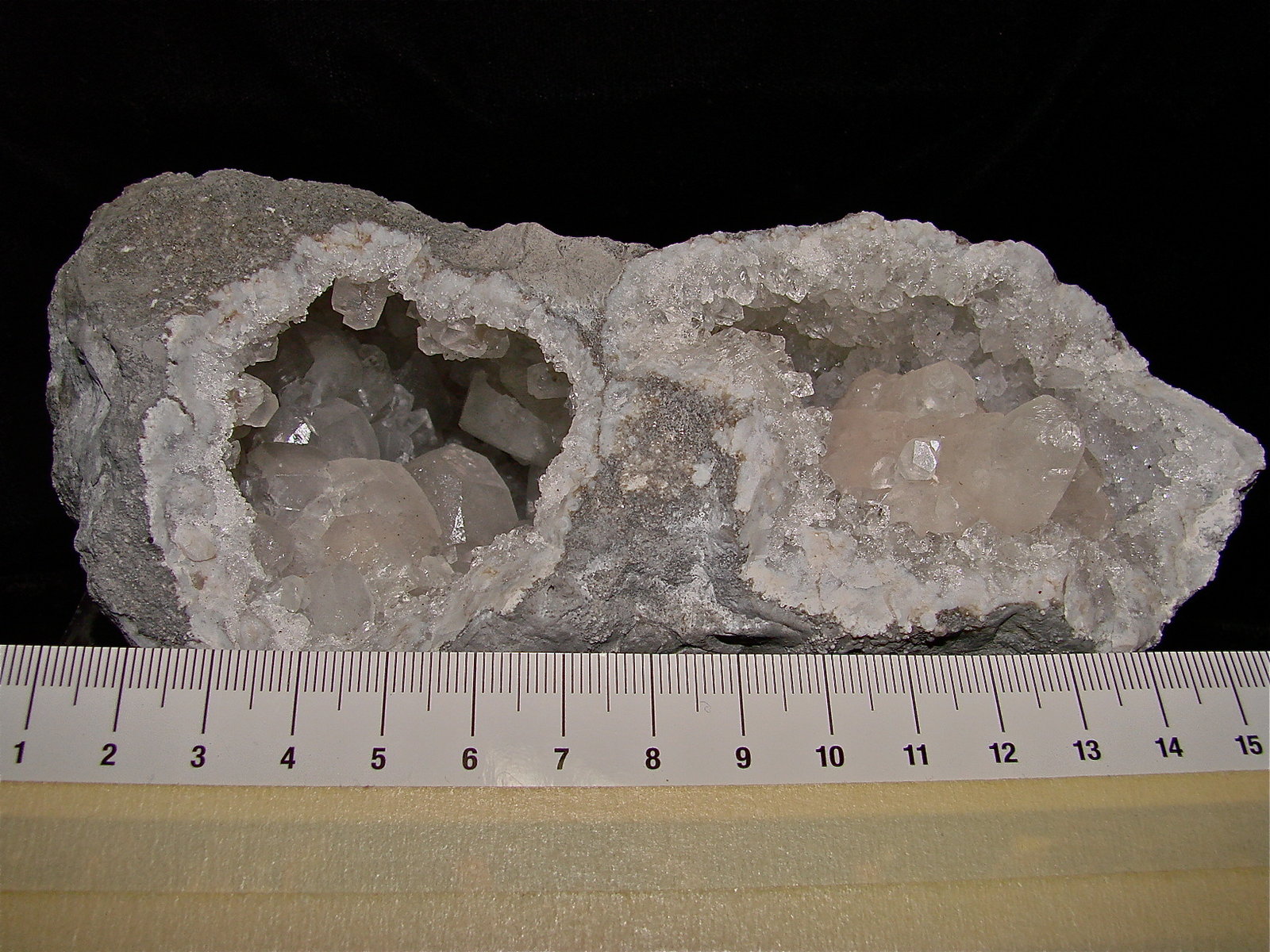Calcite on Quartz
the 2 chambered geode is  12 cm. each cavity is about 4 cm
(Autor: Bob Harman)