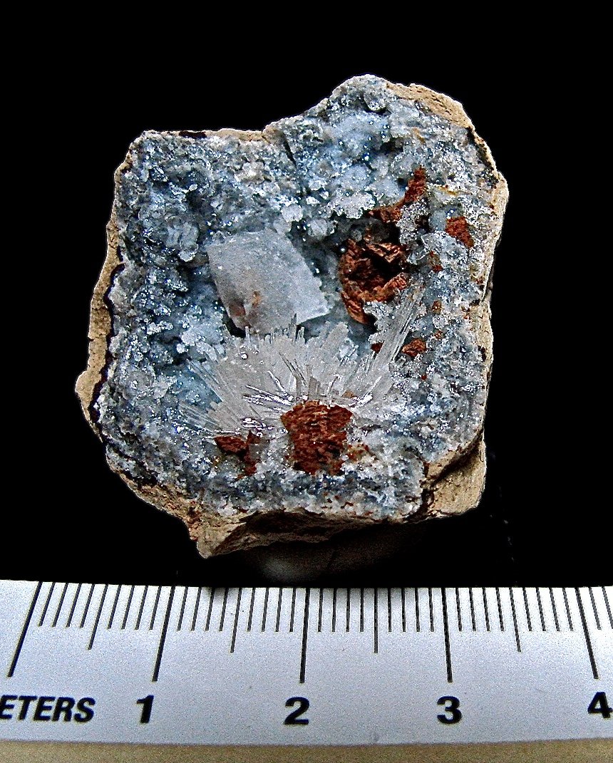 Calcite, Aragonite and Dolomite (variety ferroan) on Quartz
geode is about 3.3 cm, calcite is 0.7 cm, aragonite spray is 1.3 cm
(Autor: Bob Harman)