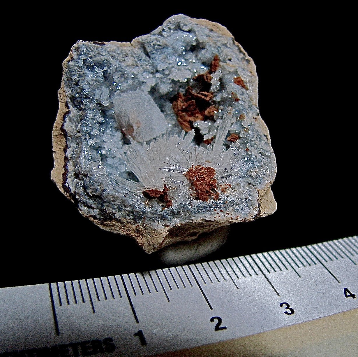 Calcite, Aragonite and Dolomite (variety ferroan) on Quartz
geode is about 3.3 cm, calcite is 0.7 cm, aragonite spray is 1.3 cm
(Autor: Bob Harman)
