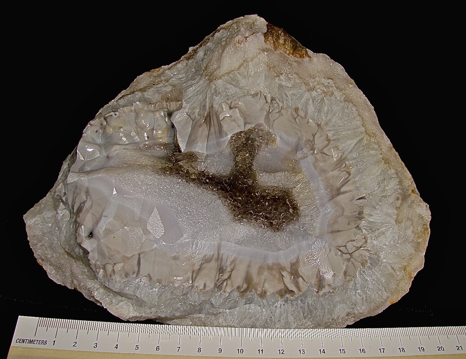 Quartz
geode is about 18 cm with a very thick rind
(Autor: Bob Harman)