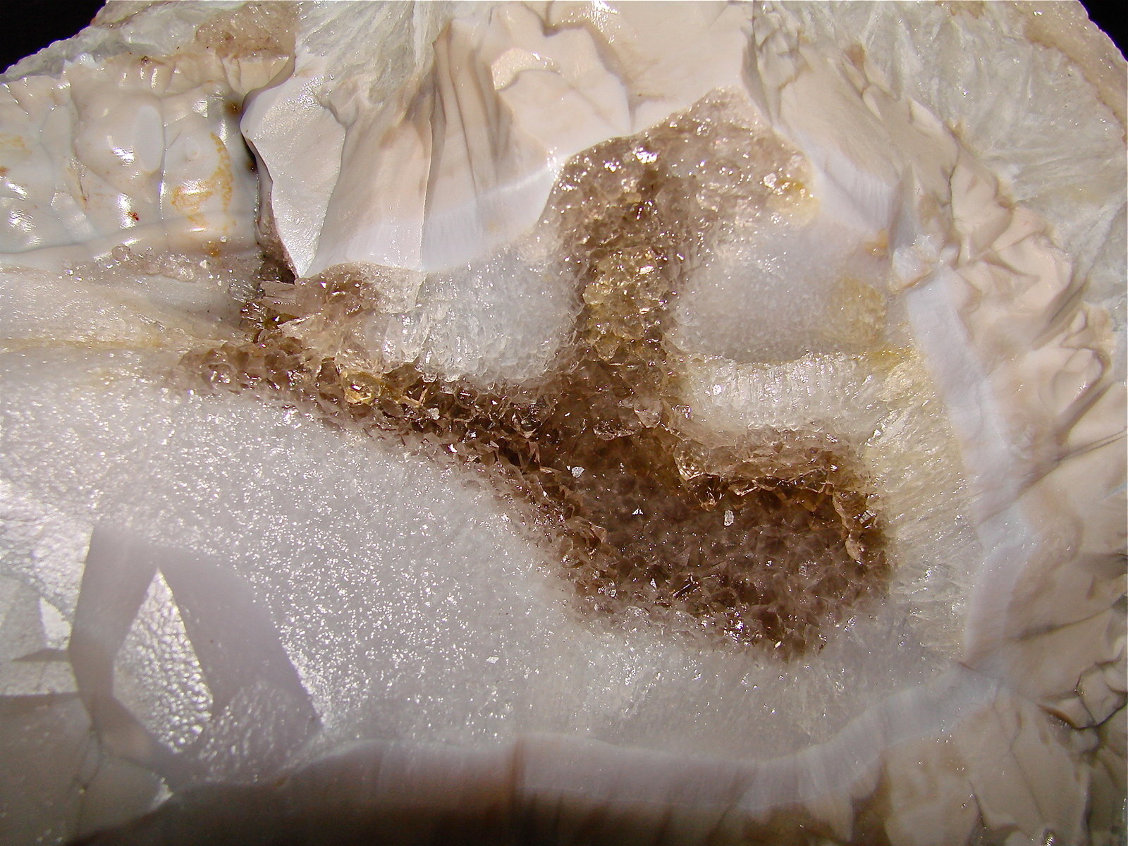 Quartz
geode is 18 cm, cavity is about 9 cm in greatest dimension
(Autor: Bob Harman)