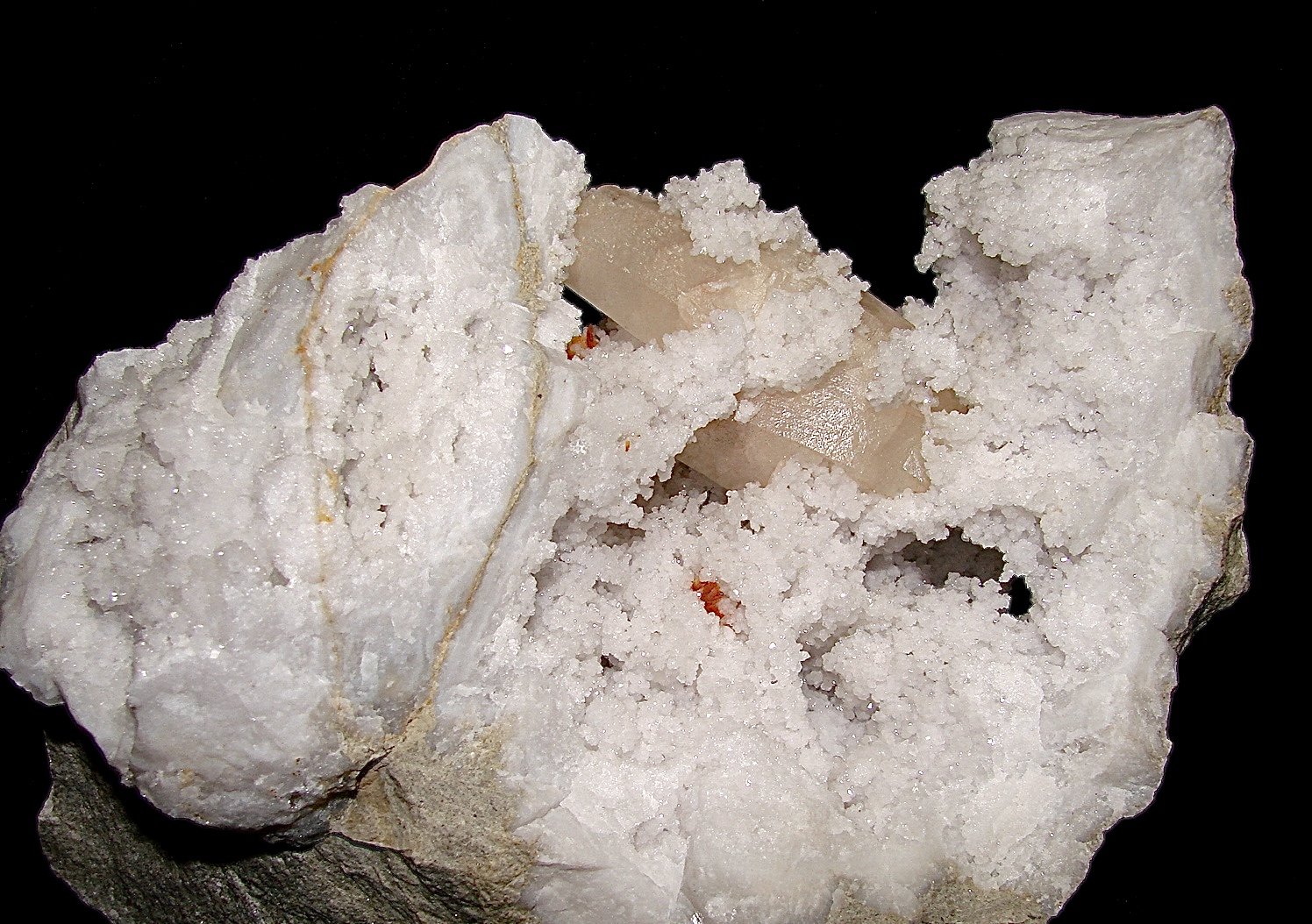 Quartz (variety milky quartz) on Calcite
the specimen max dimension is 12 cm   the calcite is 5 cm
(Autor: Bob Harman)