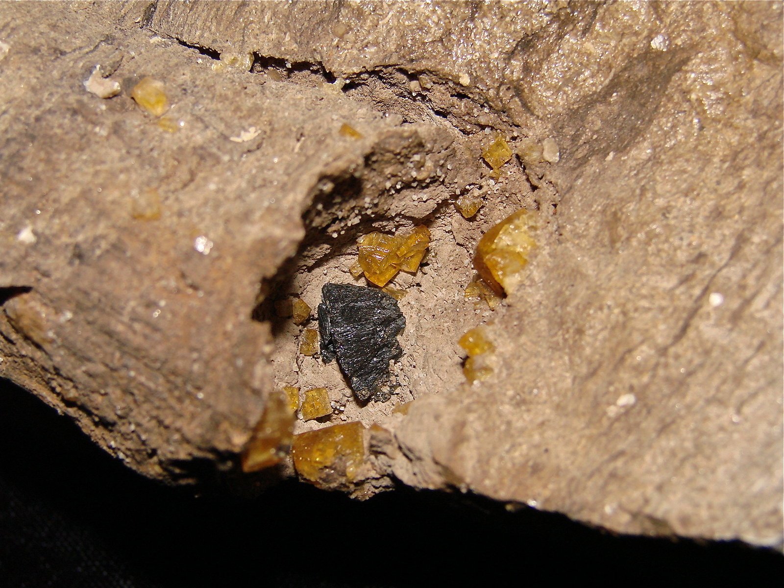 Fluorite and Sphalerite
Fluorite is 0.8 cm  sphalerite is 1.0 cm
(Autor: Bob Harman)