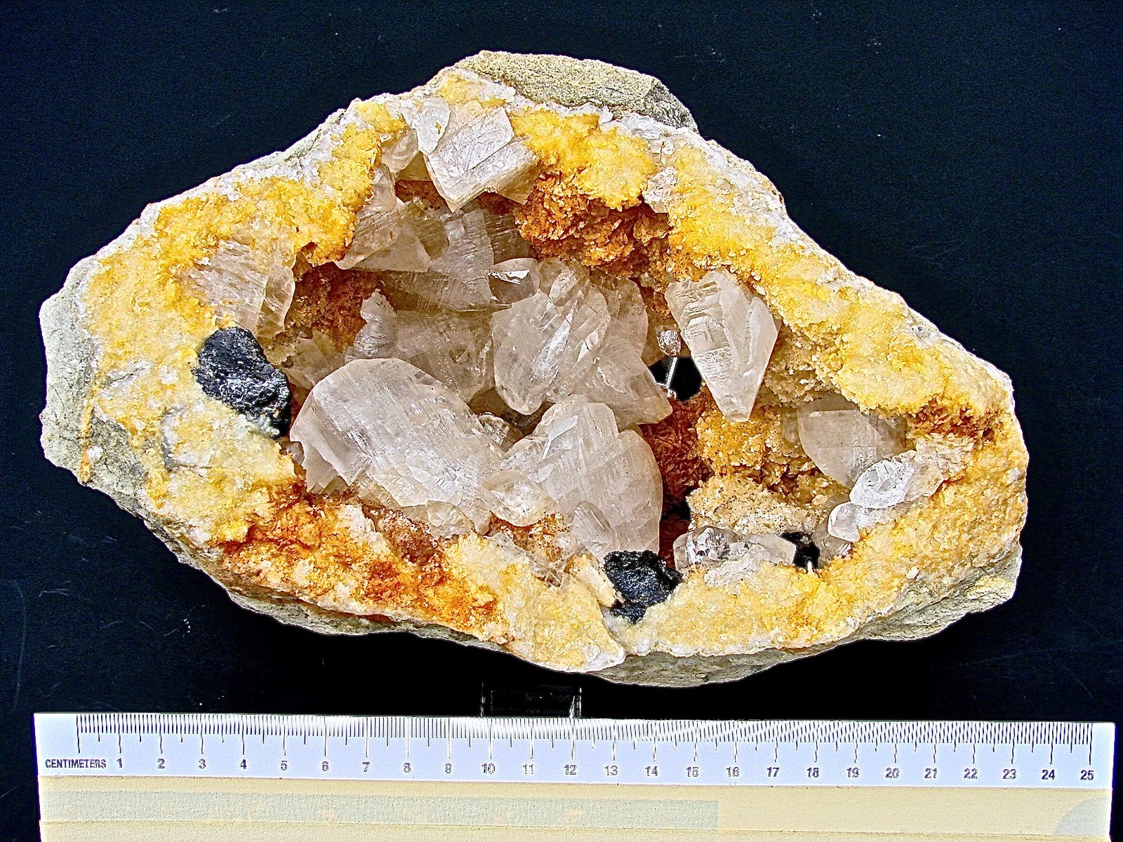 Calcite and Sphalerite on Dolomite
geode is about 20 cm x 9 cm
(Autor: Bob Harman)