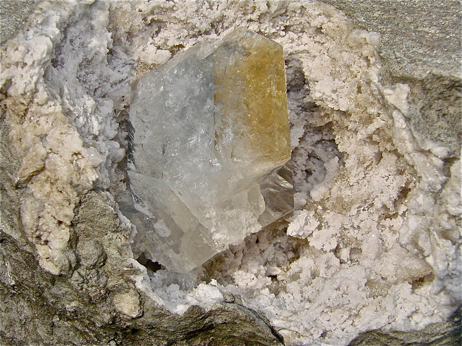 Celestine on Quartz
celestine is 4.5 cm
(Autor: Bob Harman)