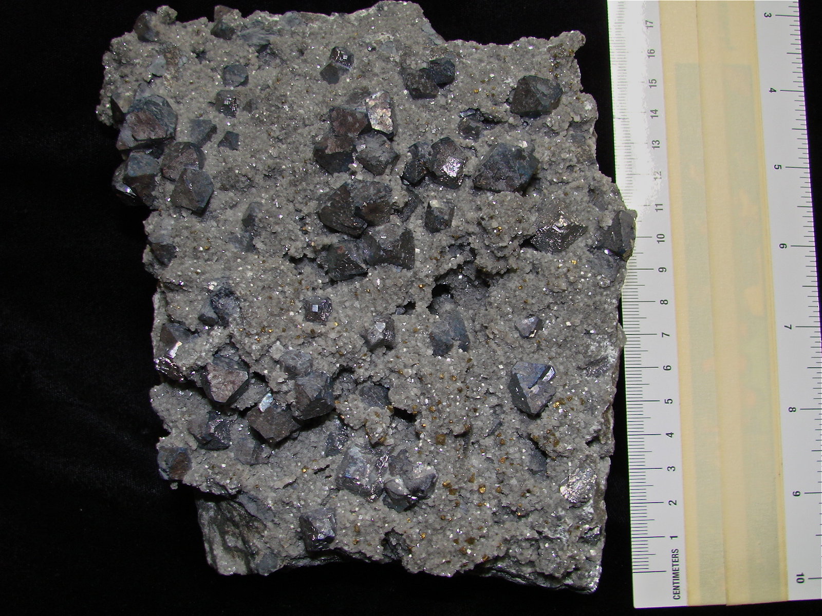 Galena, Chalcopyrite and Dolomite
Specimen is 17 cm x 12 cm x 5cm.   Octahedral Galenas are up to 1.3 cm
(Autor: Bob Harman)