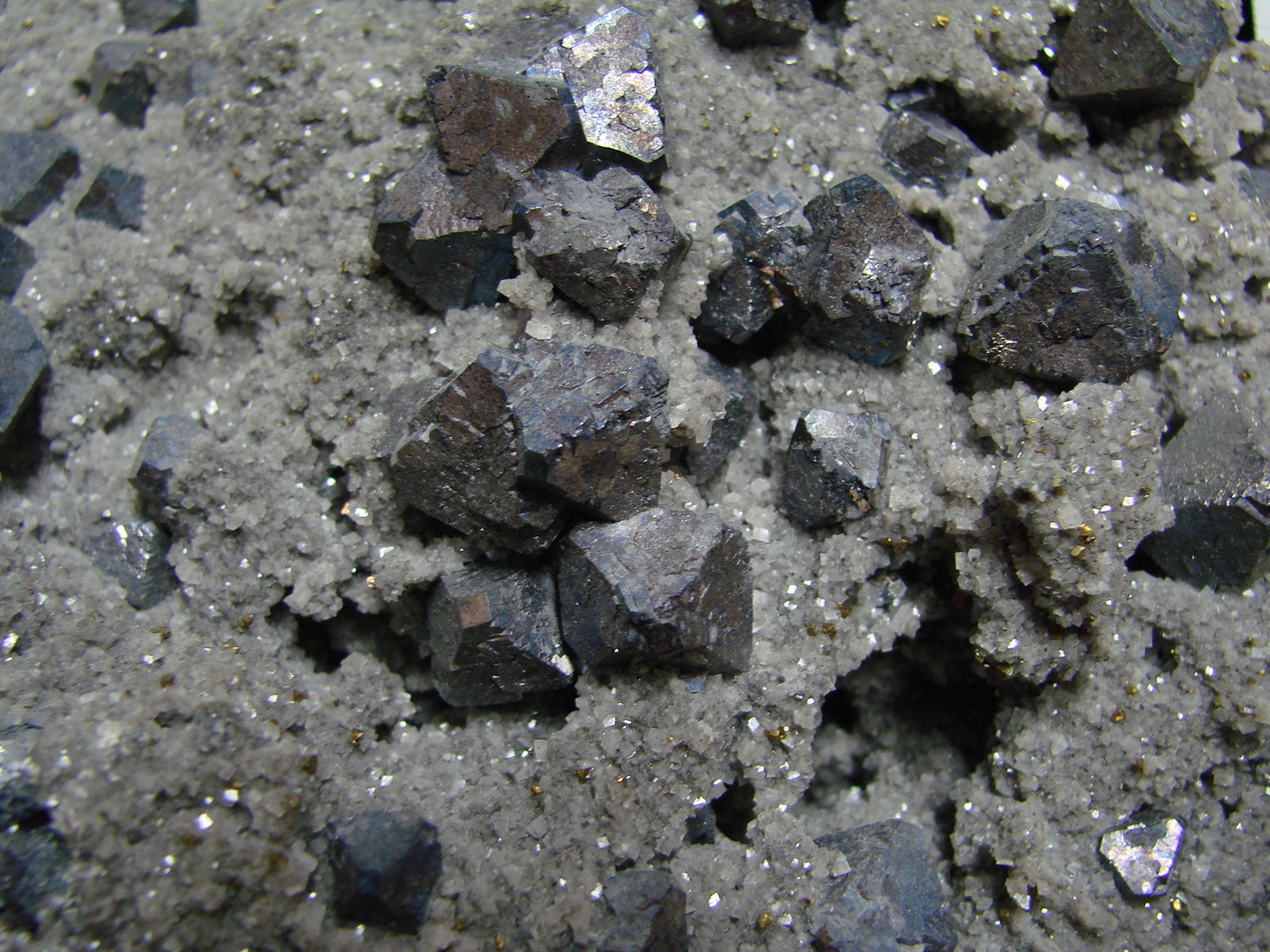 Galena, Chalcopyrite and Dolomite
Galena is up to 1.3 cm
(Autor: Bob Harman)