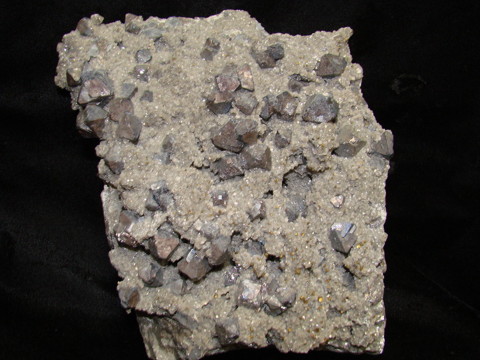 Galena, Chalcopyrite and Dolomite
Specimen is 17 cm x 12 cm x 5cm. Octahedral Galenas are up to 1.3 cm
(Autor: Bob Harman)