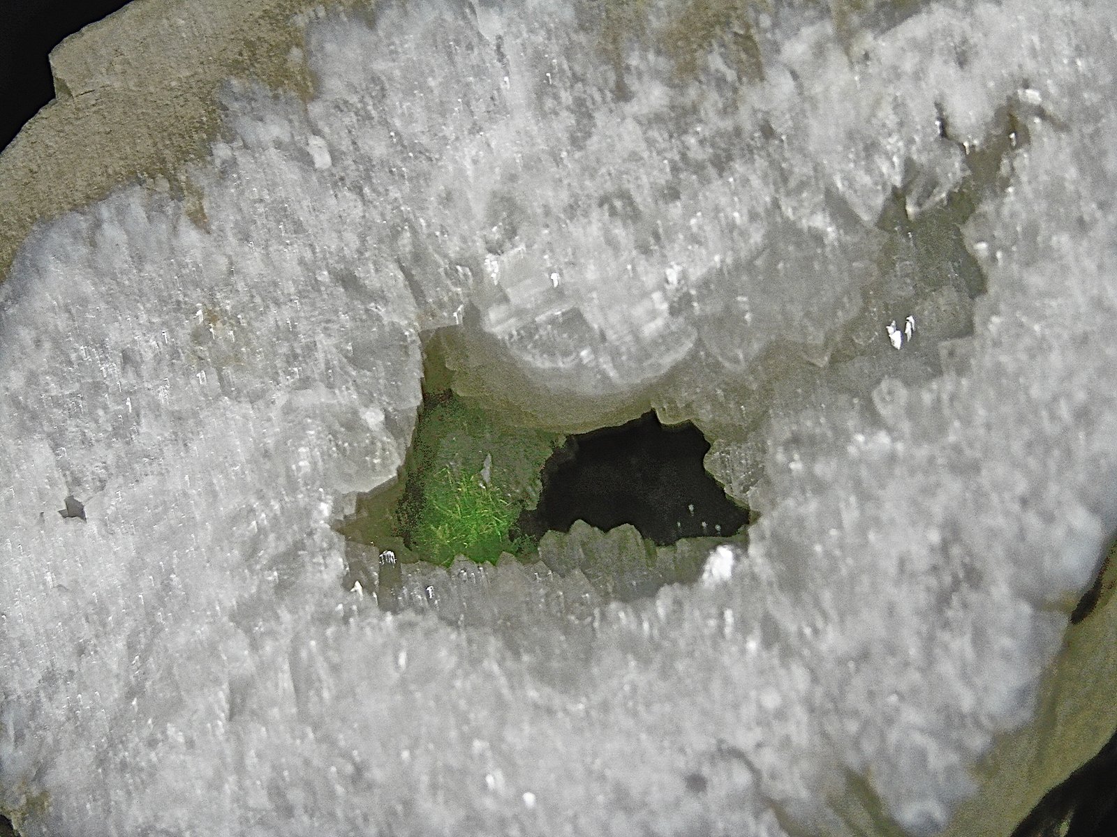 Honnessite?
geode is 10 cm honnessite spray is 1.8 cm
(Autor: Bob Harman)