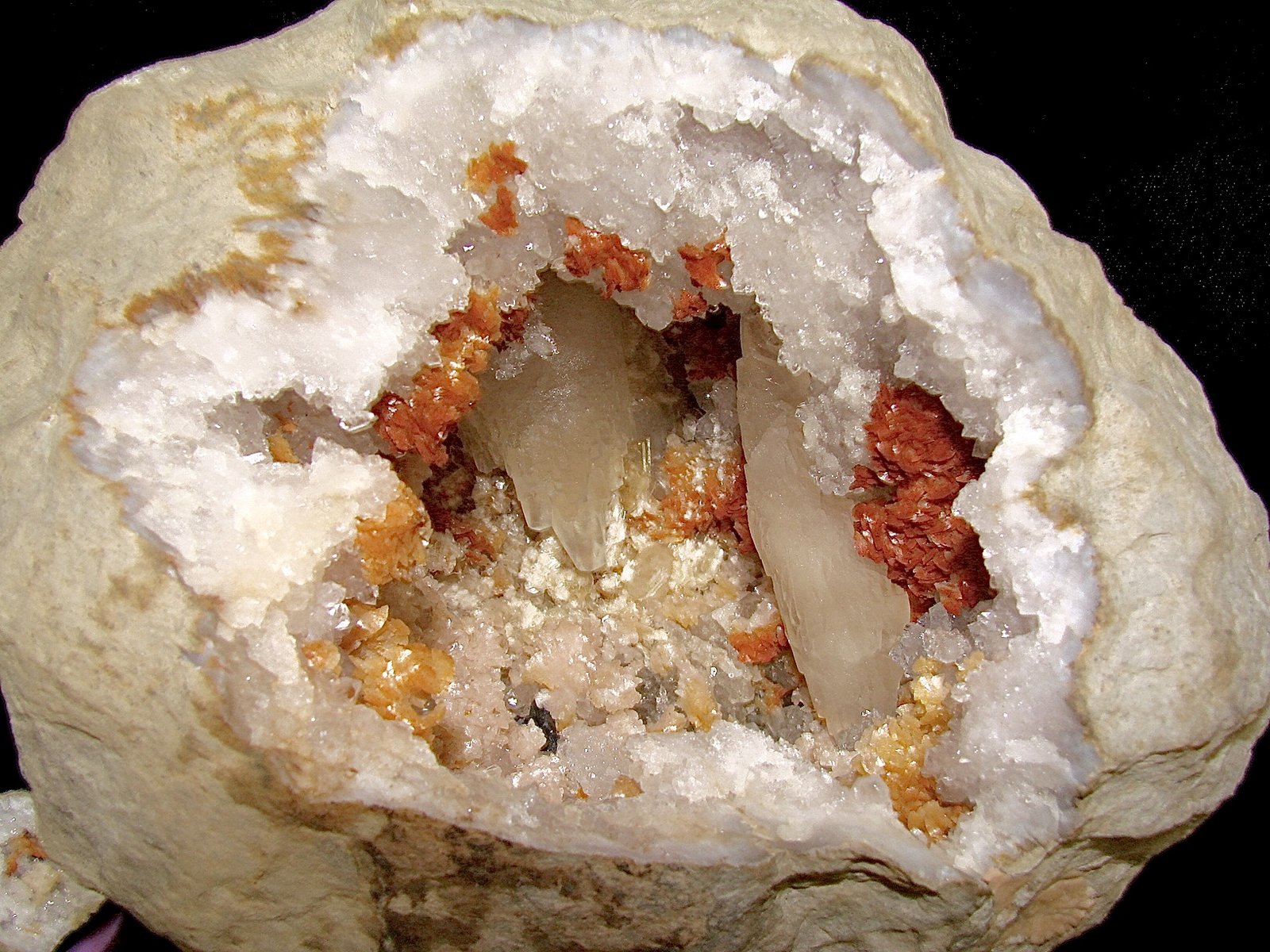 Dolomite, Calcite, Barite on Quartz
geode cavity is 13 cm
(Autor: Bob Harman)