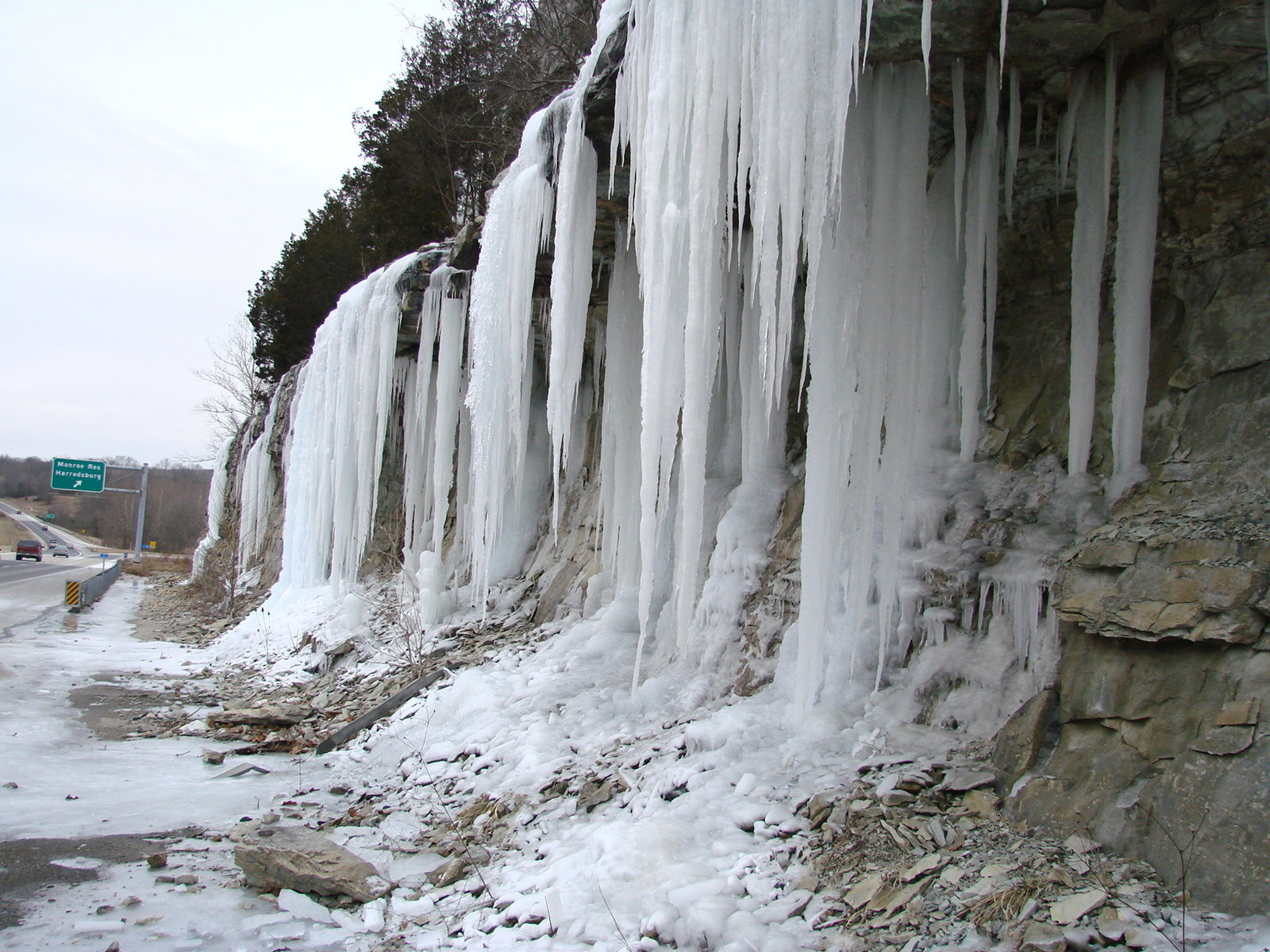 _crystallized H2O.....ice
icicles up to 15 feet
(Autor: Bob Harman)