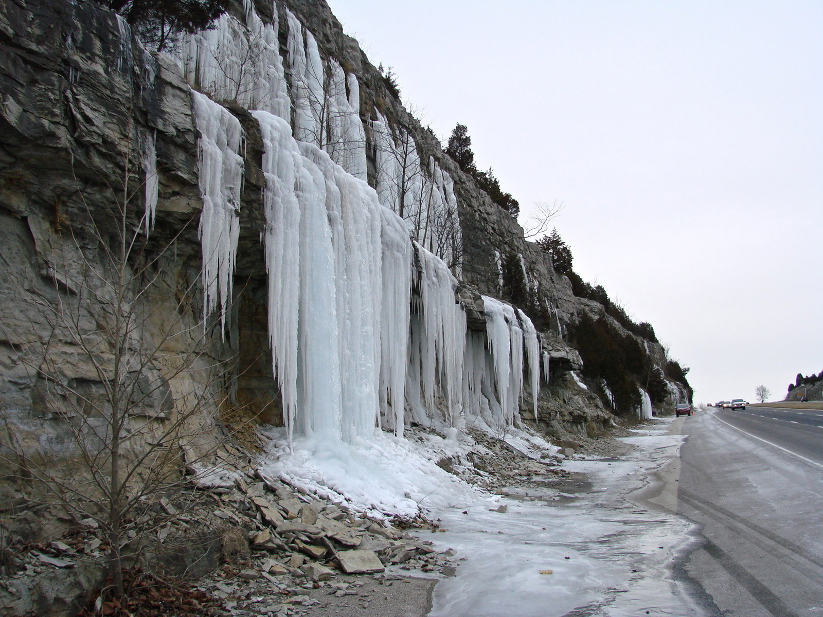 _crystalized H2O.....icicles
icicles up to 15 feet
(Autor: Bob Harman)