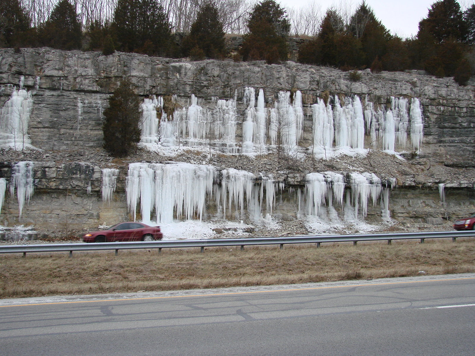 _crystallized H2O.....ice
icicles up to 15 feet
(Autor: Bob Harman)