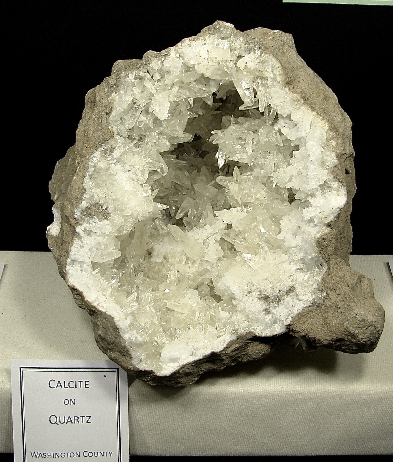 Calcite on Quartz
the geode is about 24 cm and the calcites are up to 2.5 cm
(Autor: Bob Harman)