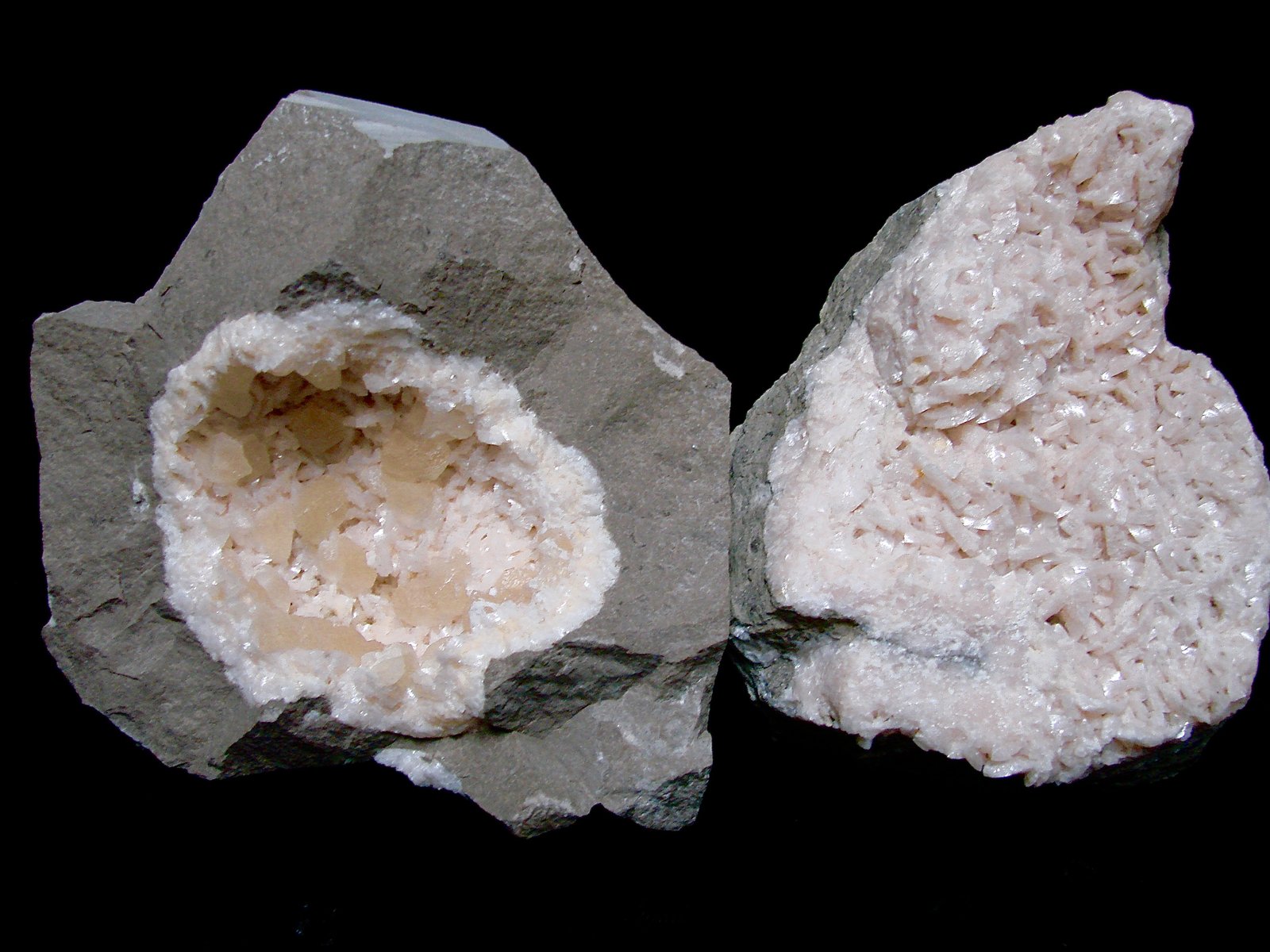 Dolomite and Calcite on Dolomite
Calcites 1.5 cm, The larger example is 15 cm across
(Autor: Bob Harman)