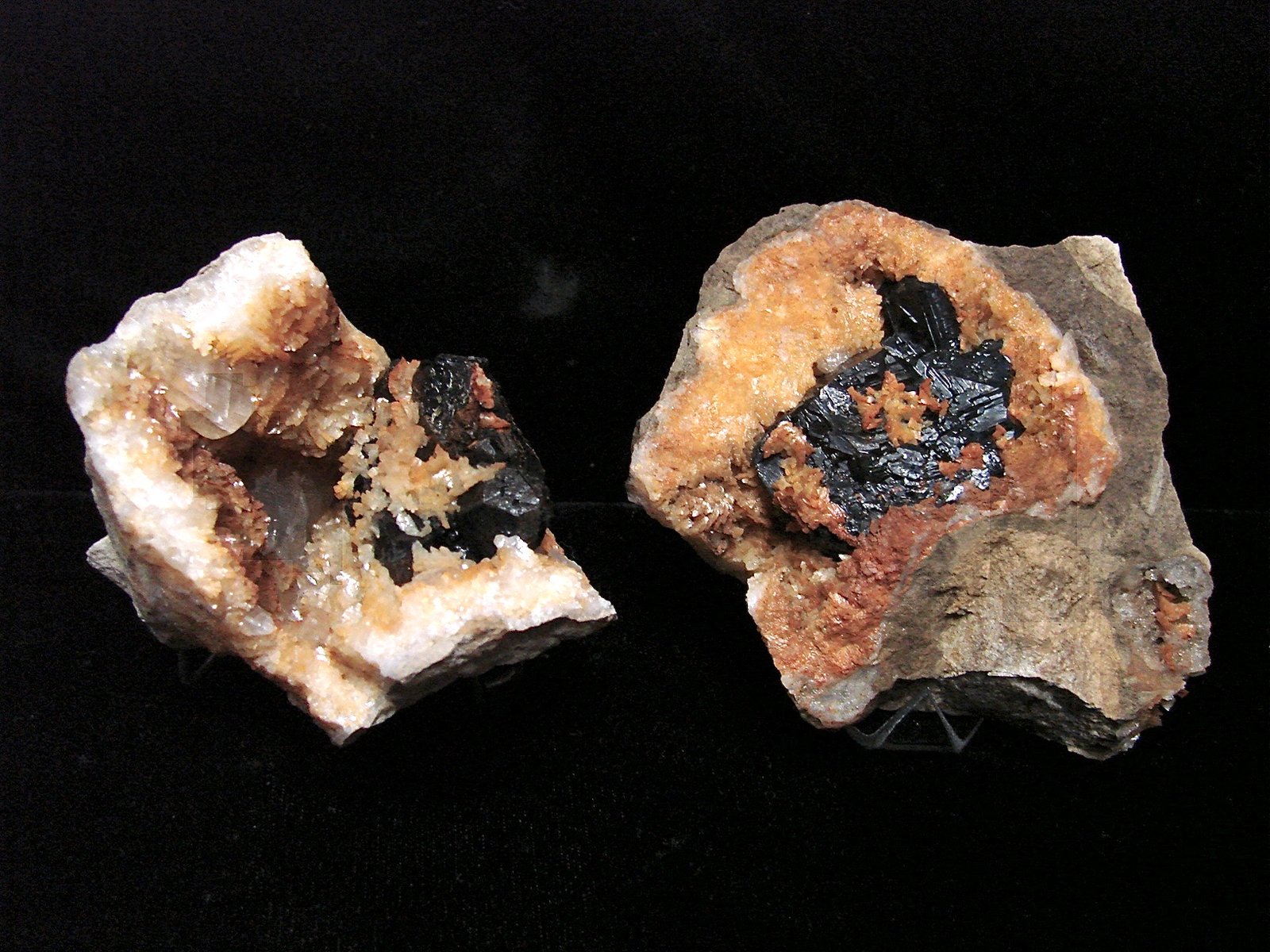 Sphalerite in Dolomite
both geodes are about 5 cm;  the sphalerite are about 3.5 cm
(Autor: Bob Harman)