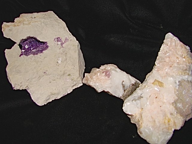 Fluorite and Dolomite
yellow and purple fluorite cube 0.7 cm.   The fluorite filled void is  3.5 cm across
(Autor: Bob Harman)