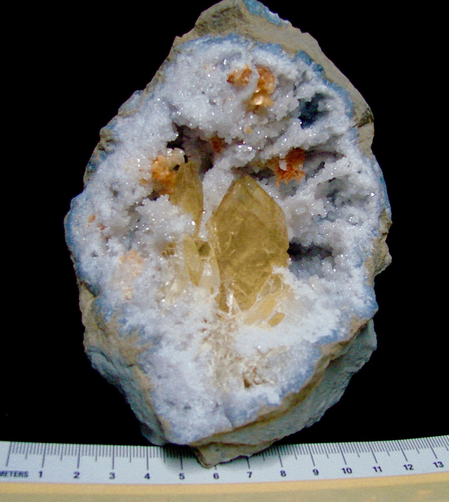 Barite and Dolomite on Quartz
specimen is 10 cm, barites are 3 cm and the dolomite groupings are 1 cm
(Autor: Bob Harman)