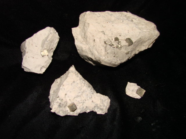 Pyrite in limestone
pyrite cubes up to 1.0 cm
(Autor: Bob Harman)