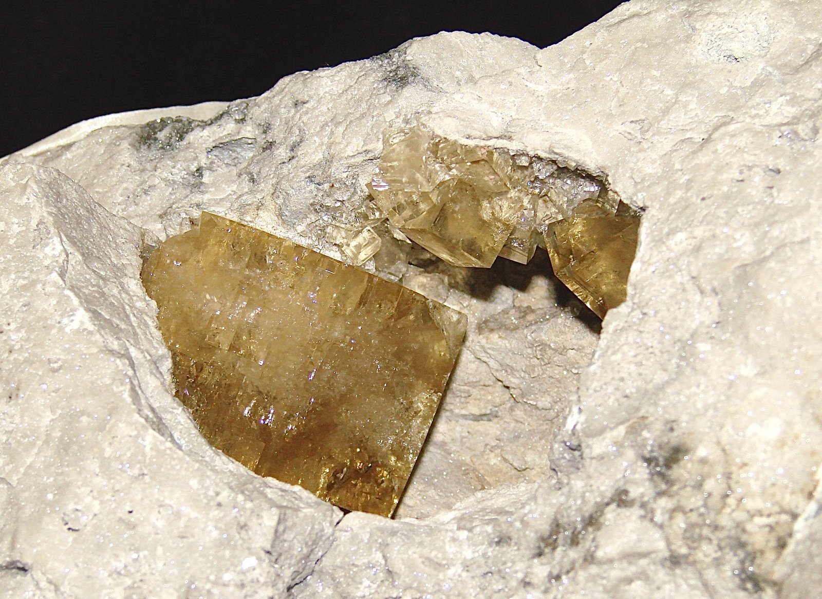 fluorite
largest fluorite is 4.5 cm x 3.0 cm
(Autor: Bob Harman)