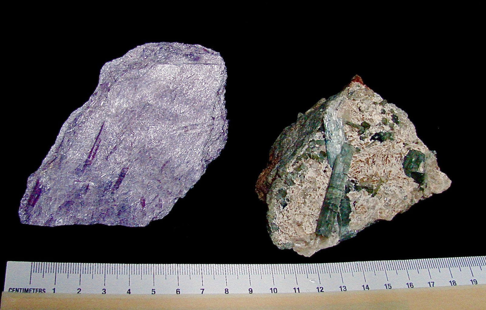 Tremolite and Tremolite (variety hexagonite)
see scale for size.  The largest tremolite crystal is  3.5 cm x 0.6 cm
(Autor: Bob Harman)