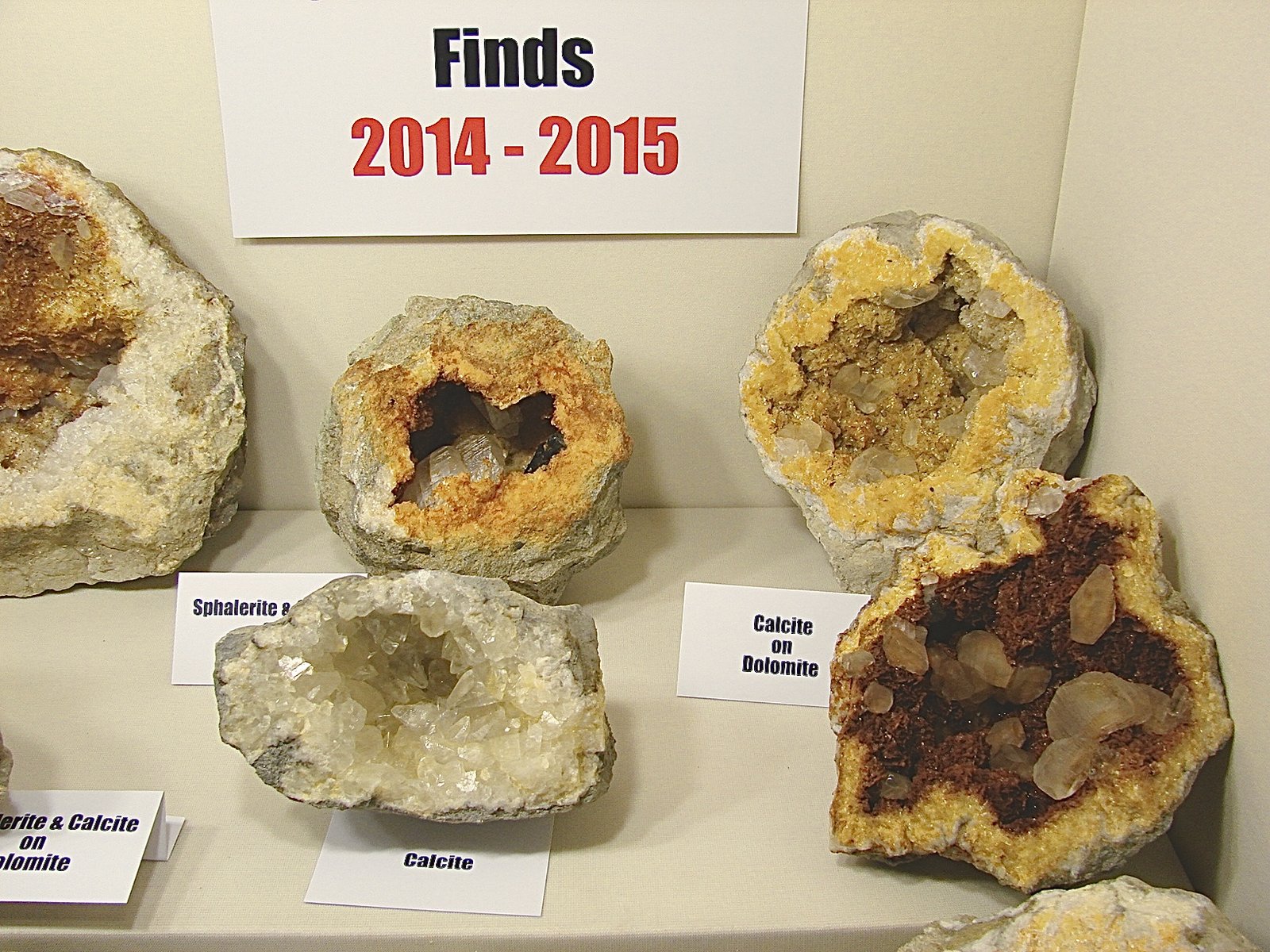 Calcite on dolomite. Sphalerite
variously sized geodes
(Autor: Bob Harman)