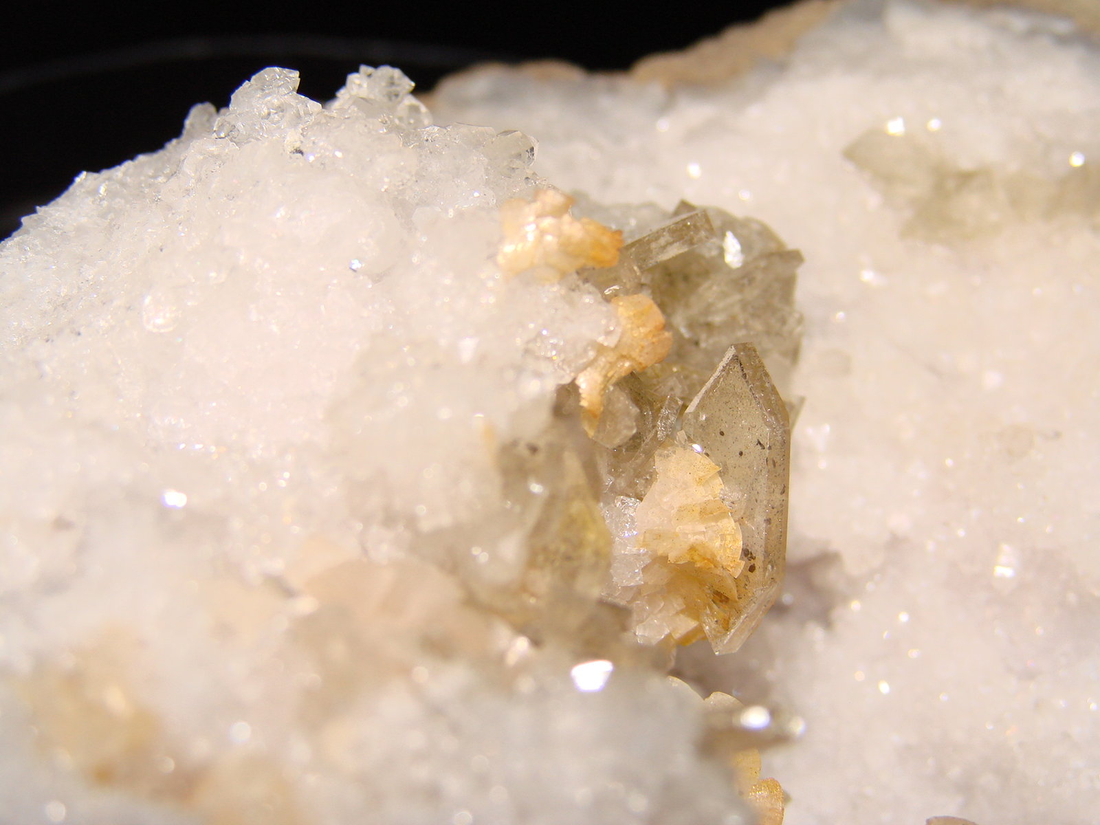 Baryte and Dolomite on Quartz
the largest Baryte is 2 cm
(Autor: Bob Harman)