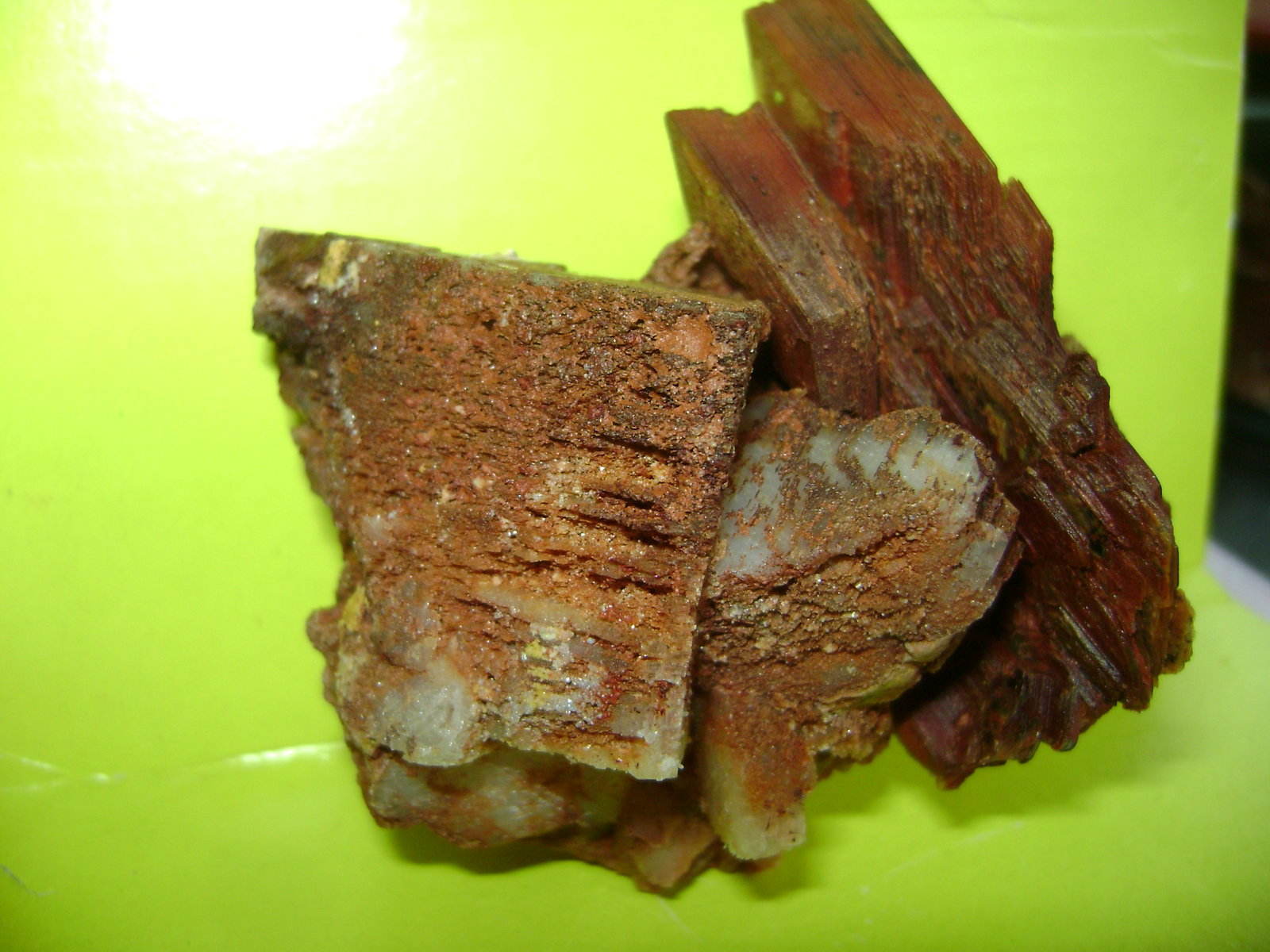 Albite, Muscovite
6 X 6 X 5 cm
(Autor: ApitaAngel)