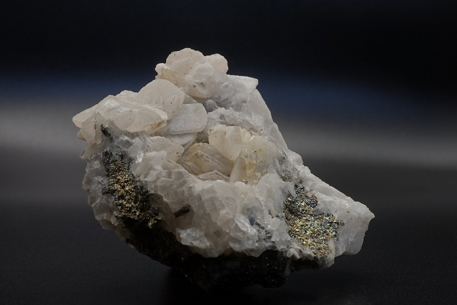 Calcite and Pyrite
6 x 5 x 2,5 cm. / 75 g
(Autor: DanovskiM)