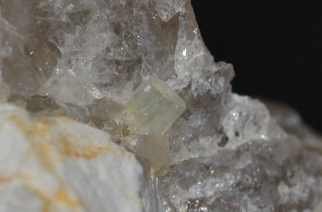 Beryl
Crystal Size: aprox. 3 x 2 x 3 mm
(Autor: Vitomorim)