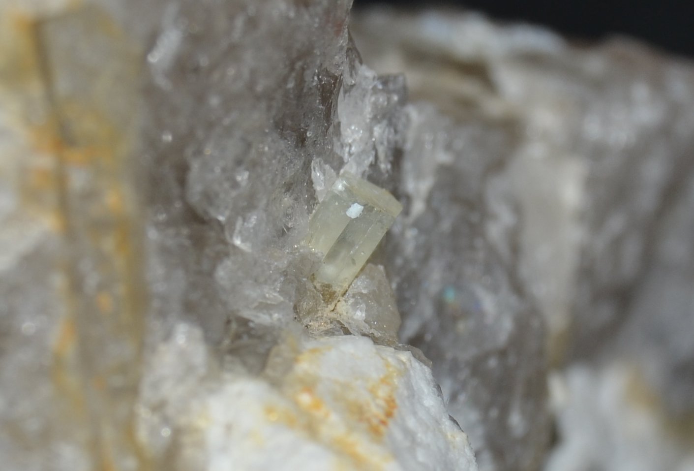 Beryl
Crystal Size: aprox. 3 x 2 x 3 mm
(Autor: Vitomorim)