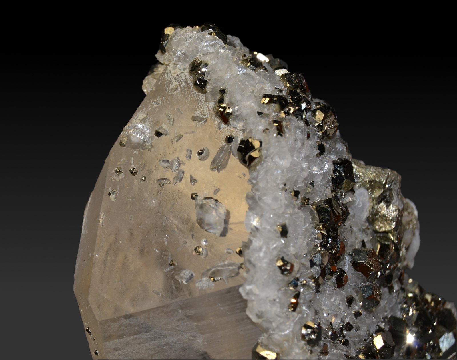 Quartz, Calcite, Pyrite
8 x 5 x 3 cm
(Autor: Vitomorim)