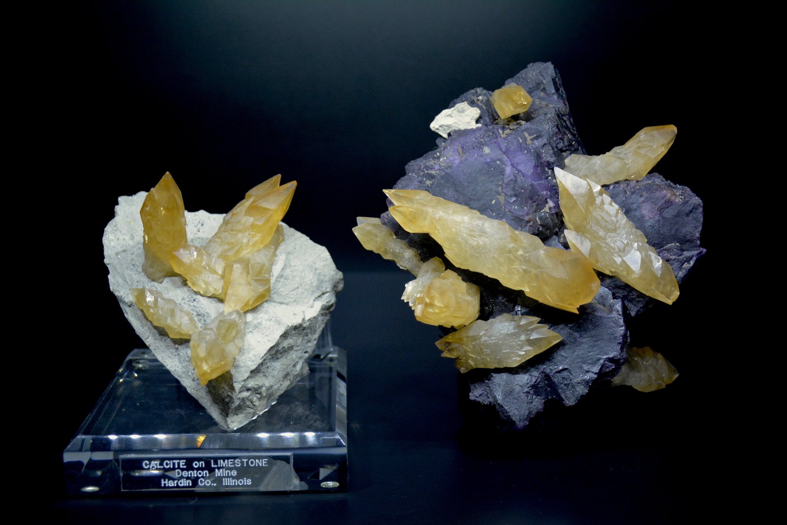 Calcite
Left: 10 cm x 14.2 cm x 11.5 cm, Right: 18.5 cm x 16.9 cm x 9.8 cm
(Autor: Turbo)