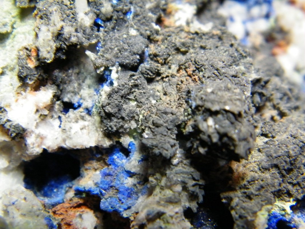 Azurite, Duftite, Mottramite, Calcite etc.
155mm x 120mm x 100mm
(Autor: Heimo Hellwig)