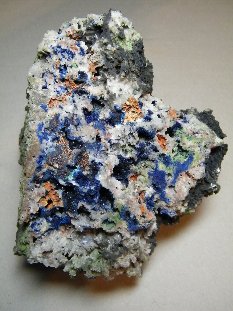 Azurite, Duftite, Mottramite, Calcite etc.
155mm x 120mm x 100mm
(Autor: Heimo Hellwig)