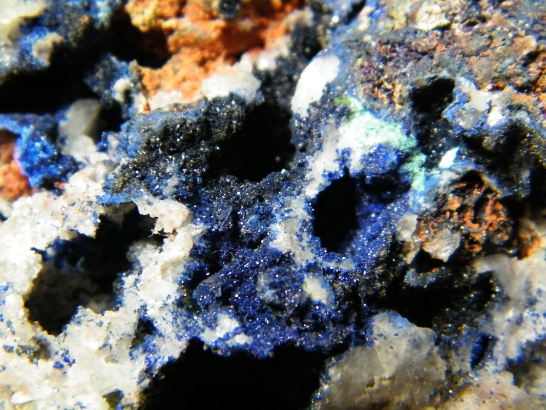 Azurite, Duftite, Mottramite, Calcite etc.
155mm x 120mm x 100mm
(Autor: Heimo Hellwig)