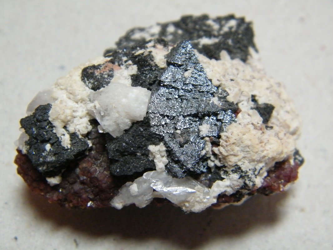 Hausmannite, Andradite and Calcite
44mm x 37mm x 25mm
(Autor: Heimo Hellwig)