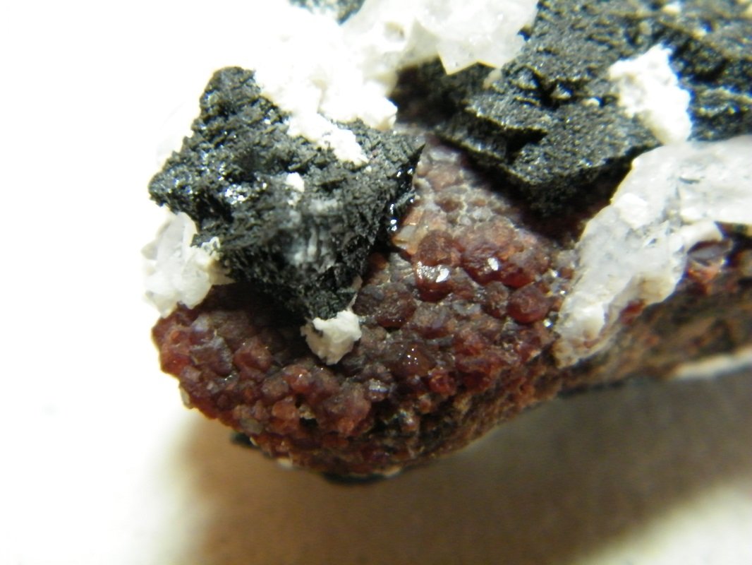 Hausmannite, Andradite and Calcite
44mm x 37mm x 25mm
(Autor: Heimo Hellwig)