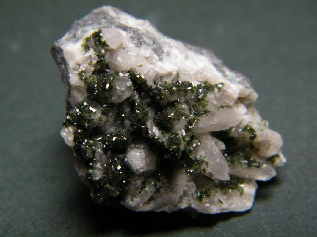 Olivenite and Calcite
28mm x 21mm x 16mm
(Autor: Heimo Hellwig)