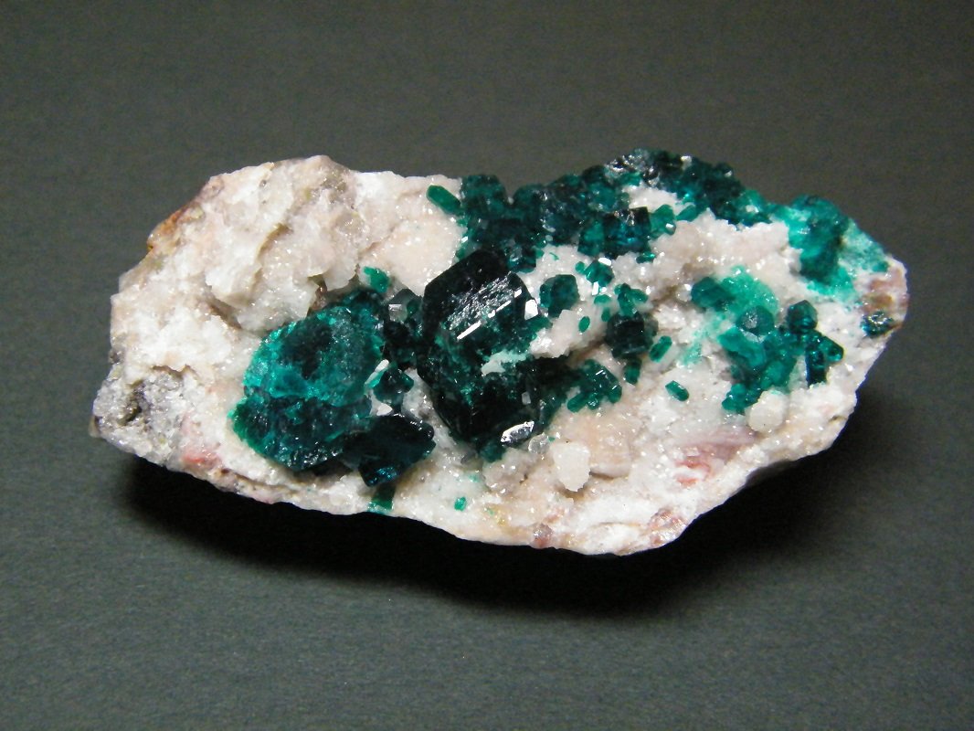 Dioptase on Calcite
60mm x 29mm x 25mm
(Autor: Heimo Hellwig)
