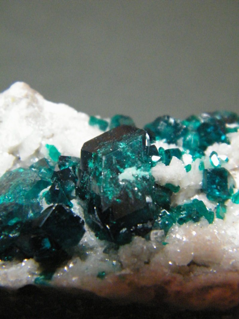 Dioptase on Calcite
60mm x 29mm x 25mm
(Autor: Heimo Hellwig)