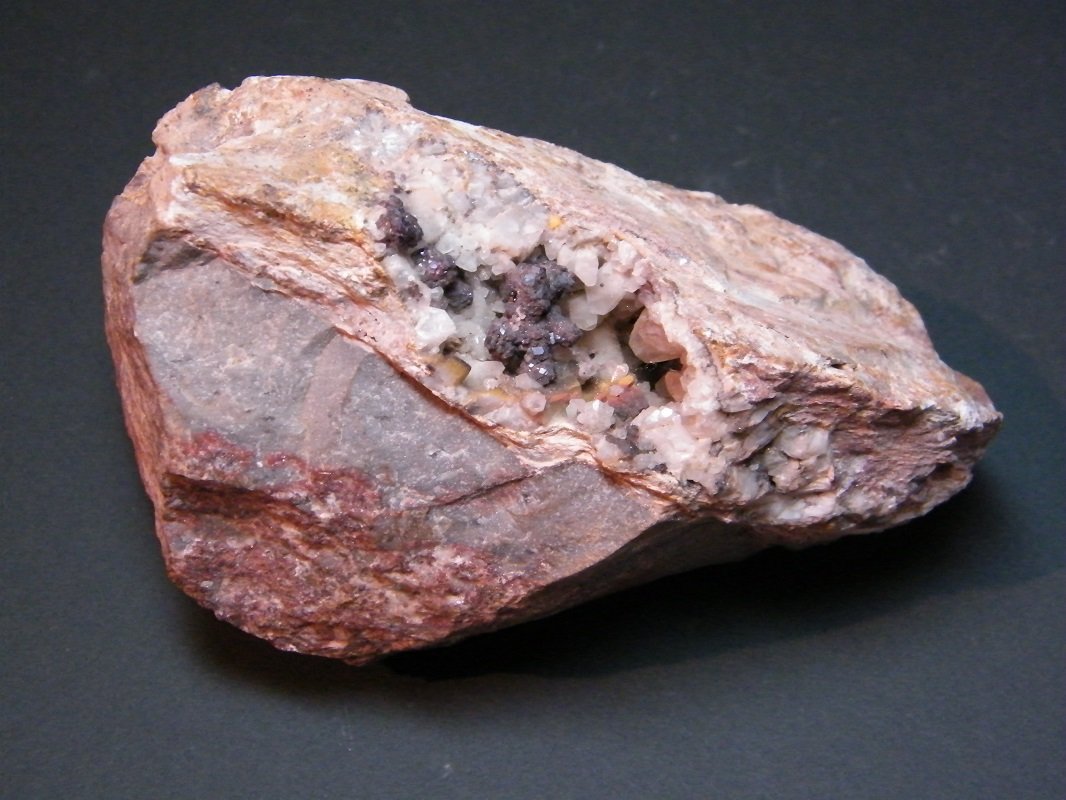 Cuprite and Calcite
123mm x 76mm x 71mm
(Autor: Heimo Hellwig)
