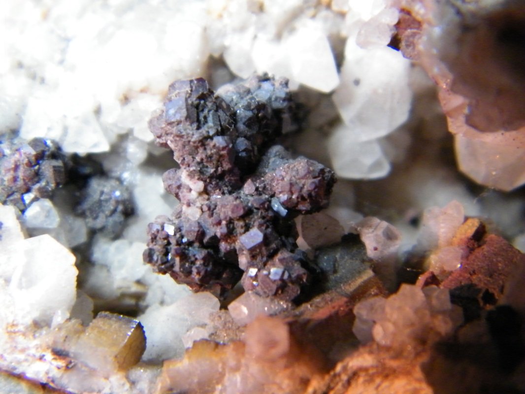 Cuprite and Calcite
123mm x 76mm x 71mm
(Autor: Heimo Hellwig)