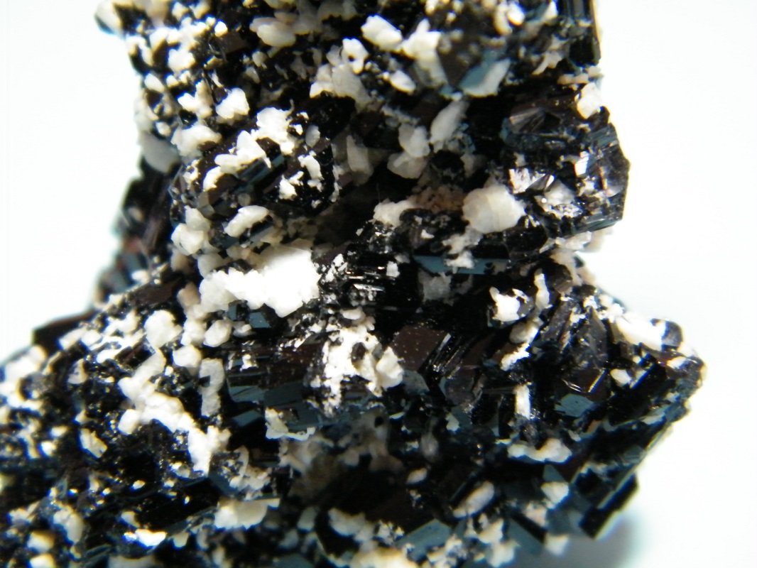 Beryl (variety goshenite) and Schorl
33mm x 60mm x 28mm
(Autor: Heimo Hellwig)