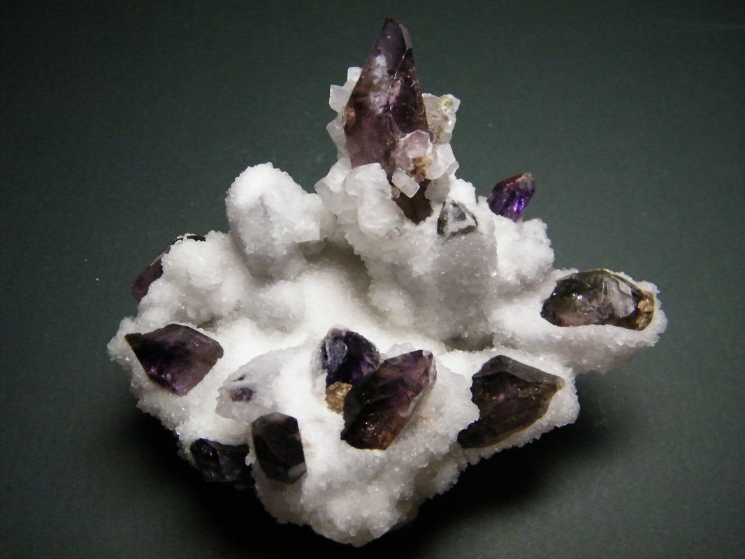 Quartz (variety amethyst) and Calcite
127mm x 116mm x 104mm
(Autor: Heimo Hellwig)