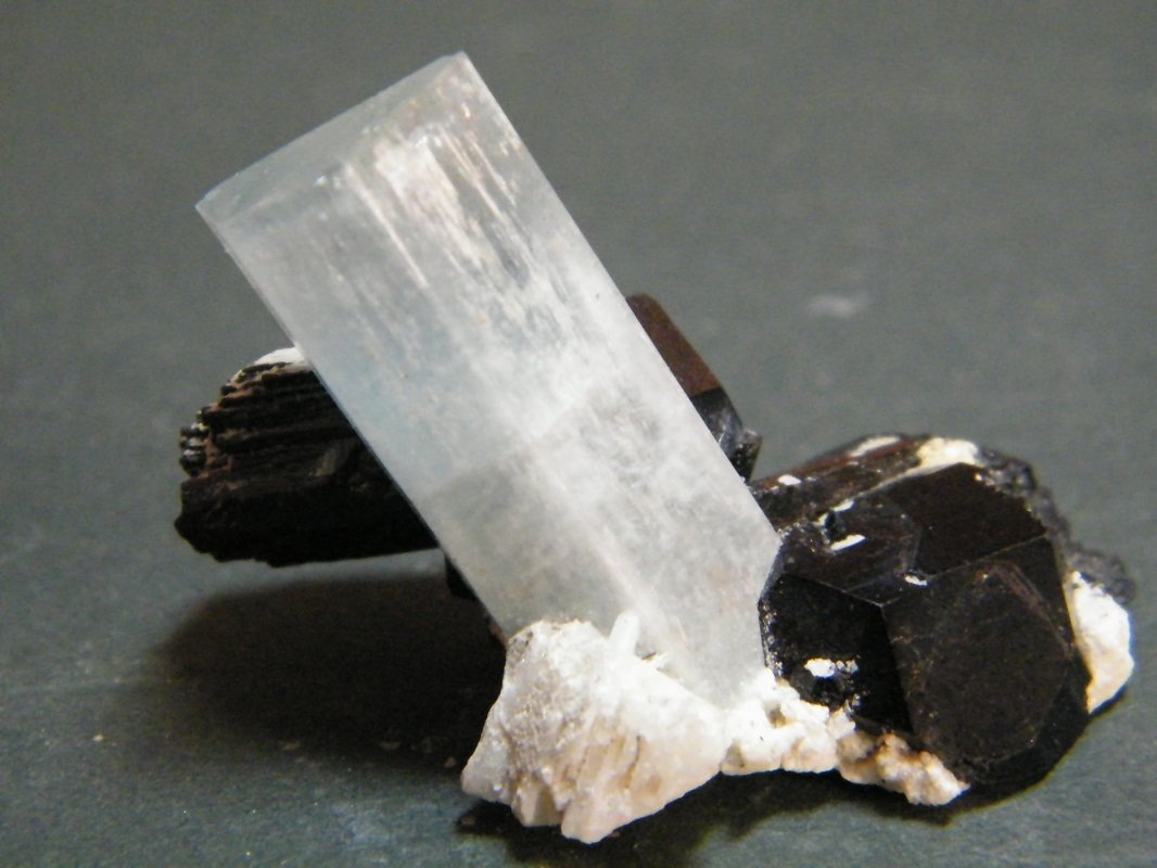 Beryl (variety Aquamarine) and Schorl
44mm x 32mm x 20mm
(Autor: Heimo Hellwig)